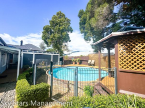 Hot Deal! Remuera Quiet spacious 4-bedroom Villa With private Pool
